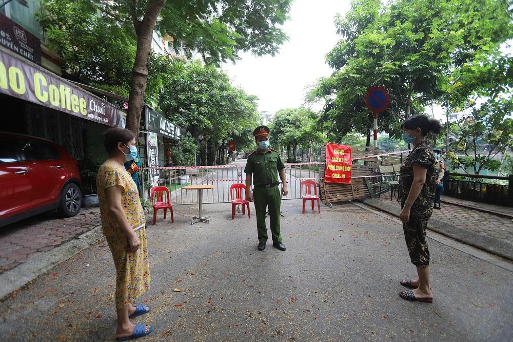 [Ảnh] Siết chặt vùng cách ly y tế phòng, chống COVID-19 tại quận Đống Đa