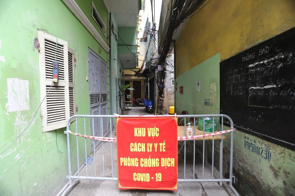 [Ảnh] Siết chặt vùng cách ly y tế phòng, chống COVID-19 tại quận Đống Đa
