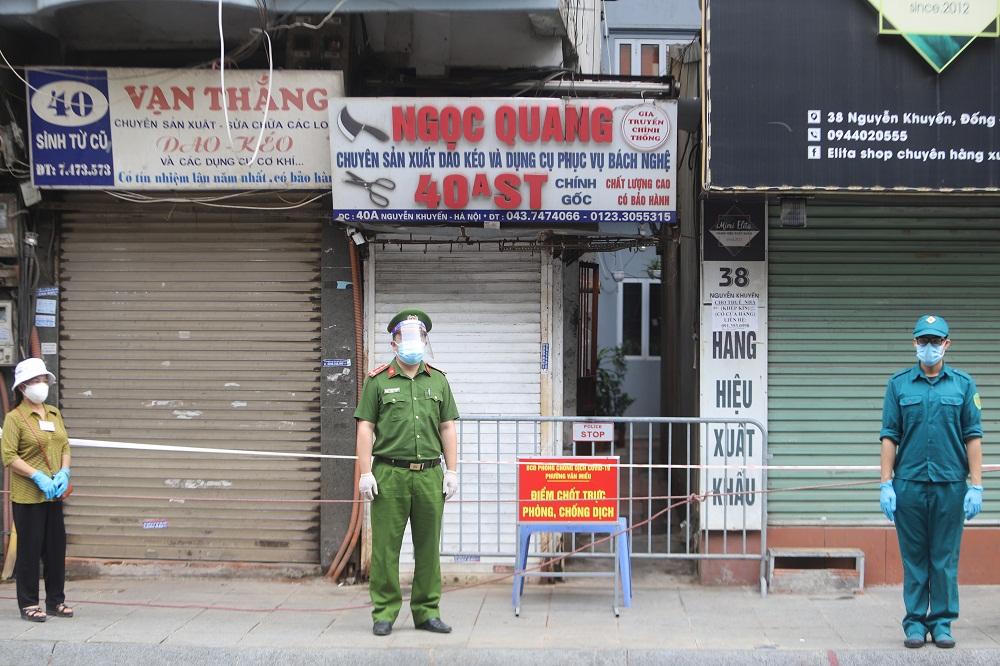 [Ảnh] Siết chặt vùng cách ly y tế phòng, chống COVID-19 tại quận Đống Đa