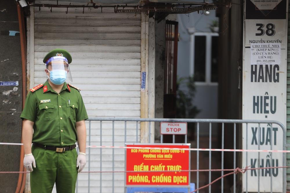 [Ảnh] Siết chặt vùng cách ly y tế phòng, chống COVID-19 tại quận Đống Đa