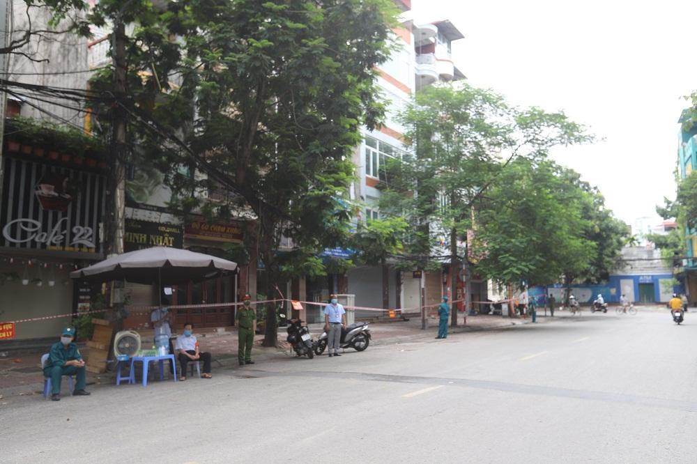 [Ảnh] Siết chặt vùng cách ly y tế phòng, chống COVID-19 tại quận Đống Đa