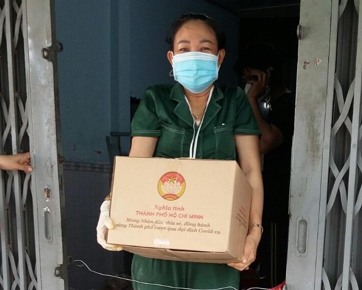 Những món quà đầu tiên của trung tâm an sinh TP Hồ Chí Minh đã đến tay người dân khó khăn