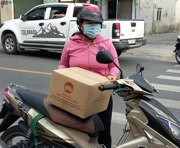 Những món quà đầu tiên của trung tâm an sinh TP Hồ Chí Minh đã đến tay người dân khó khăn