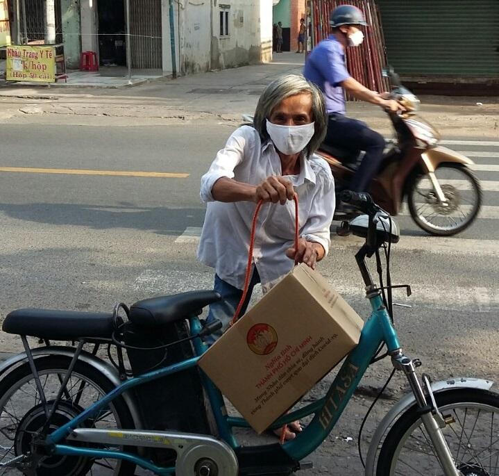 Những món quà đầu tiên của trung tâm an sinh TP Hồ Chí Minh đã đến tay người dân khó khăn
