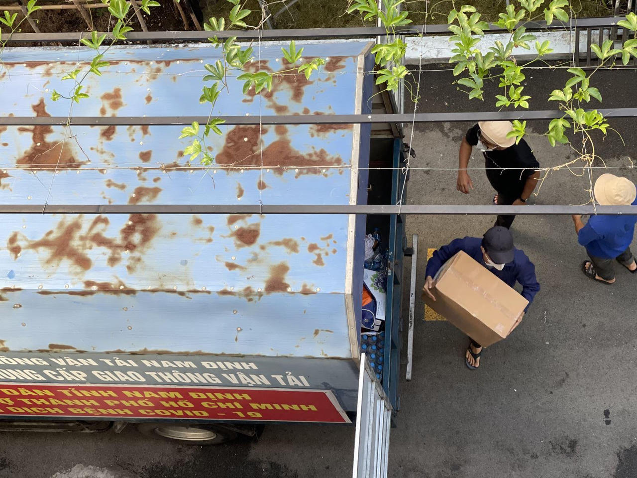 Những món quà đầu tiên của trung tâm an sinh TP Hồ Chí Minh đã đến tay người dân khó khăn