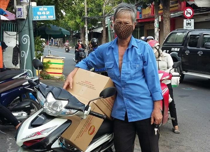 Những món quà đầu tiên của trung tâm an sinh TP Hồ Chí Minh đã đến tay người dân khó khăn