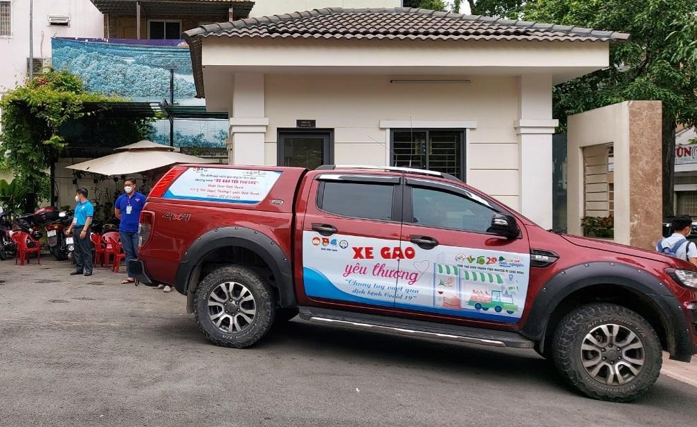 Những món quà đầu tiên của trung tâm an sinh TP Hồ Chí Minh đã đến tay người dân khó khăn