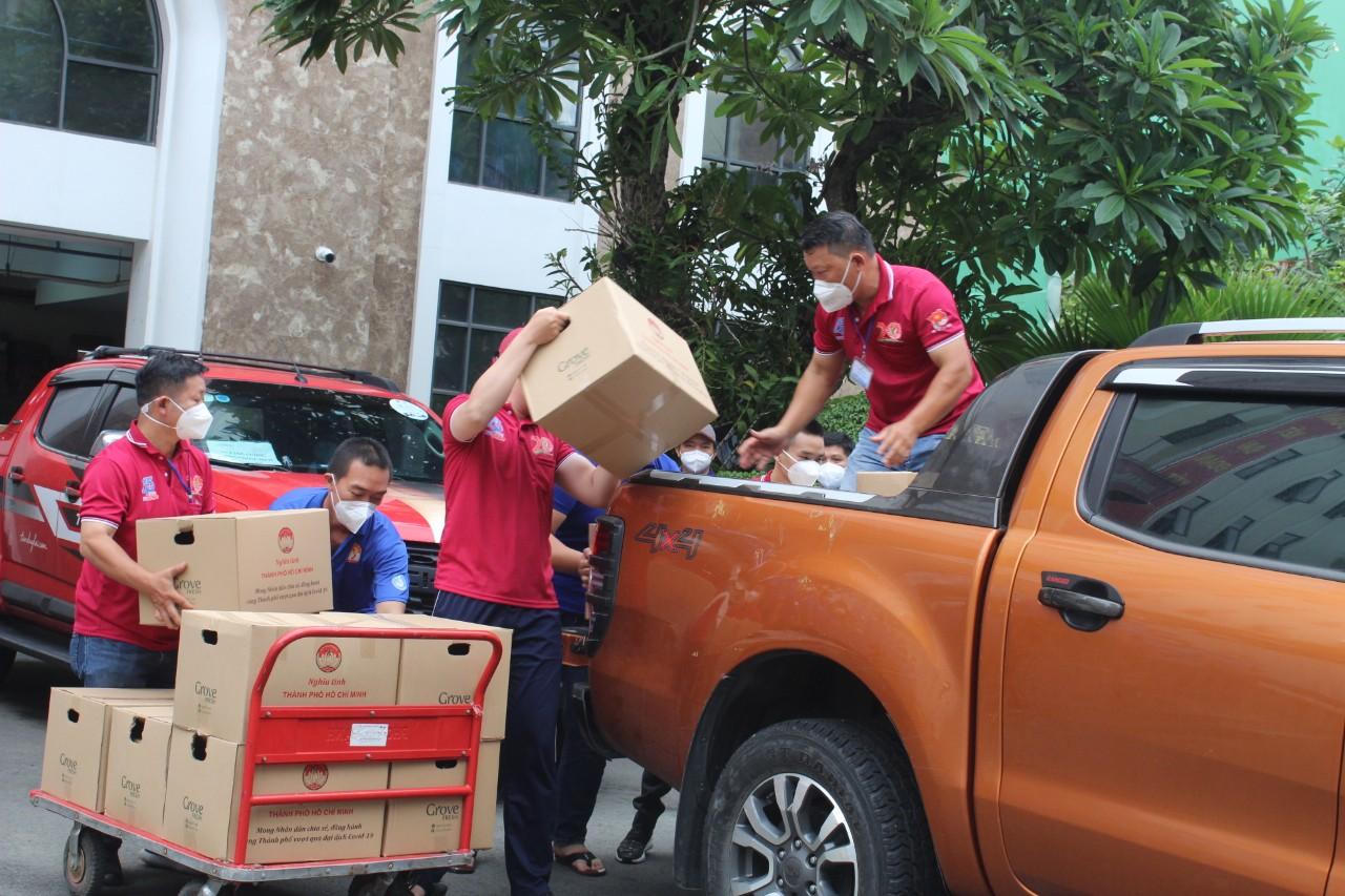 Những món quà đầu tiên của trung tâm an sinh TP Hồ Chí Minh đã đến tay người dân khó khăn