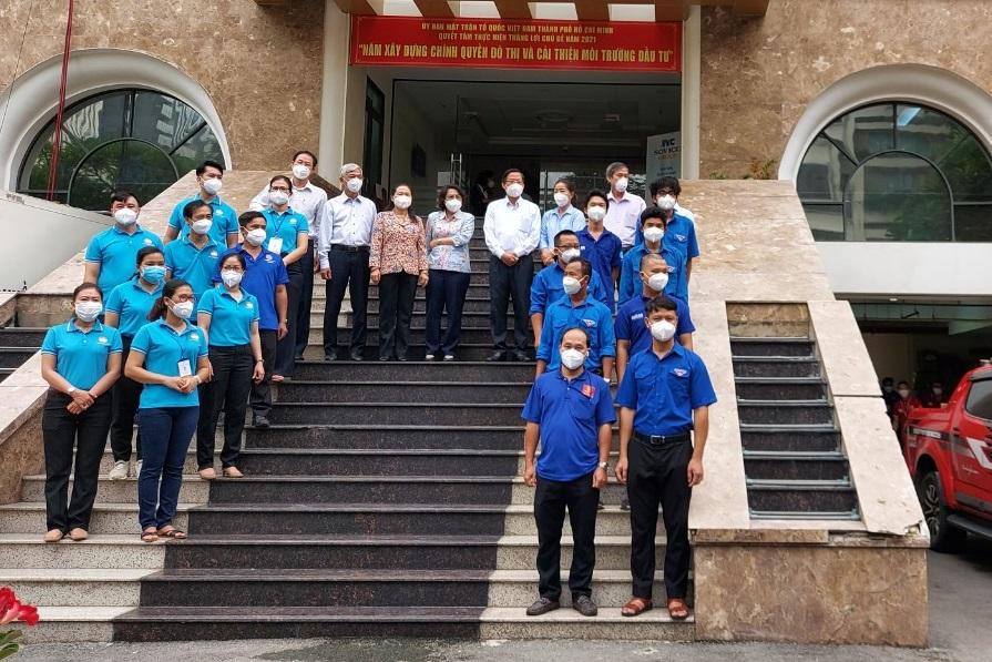 Những món quà đầu tiên của trung tâm an sinh TP Hồ Chí Minh đã đến tay người dân khó khăn