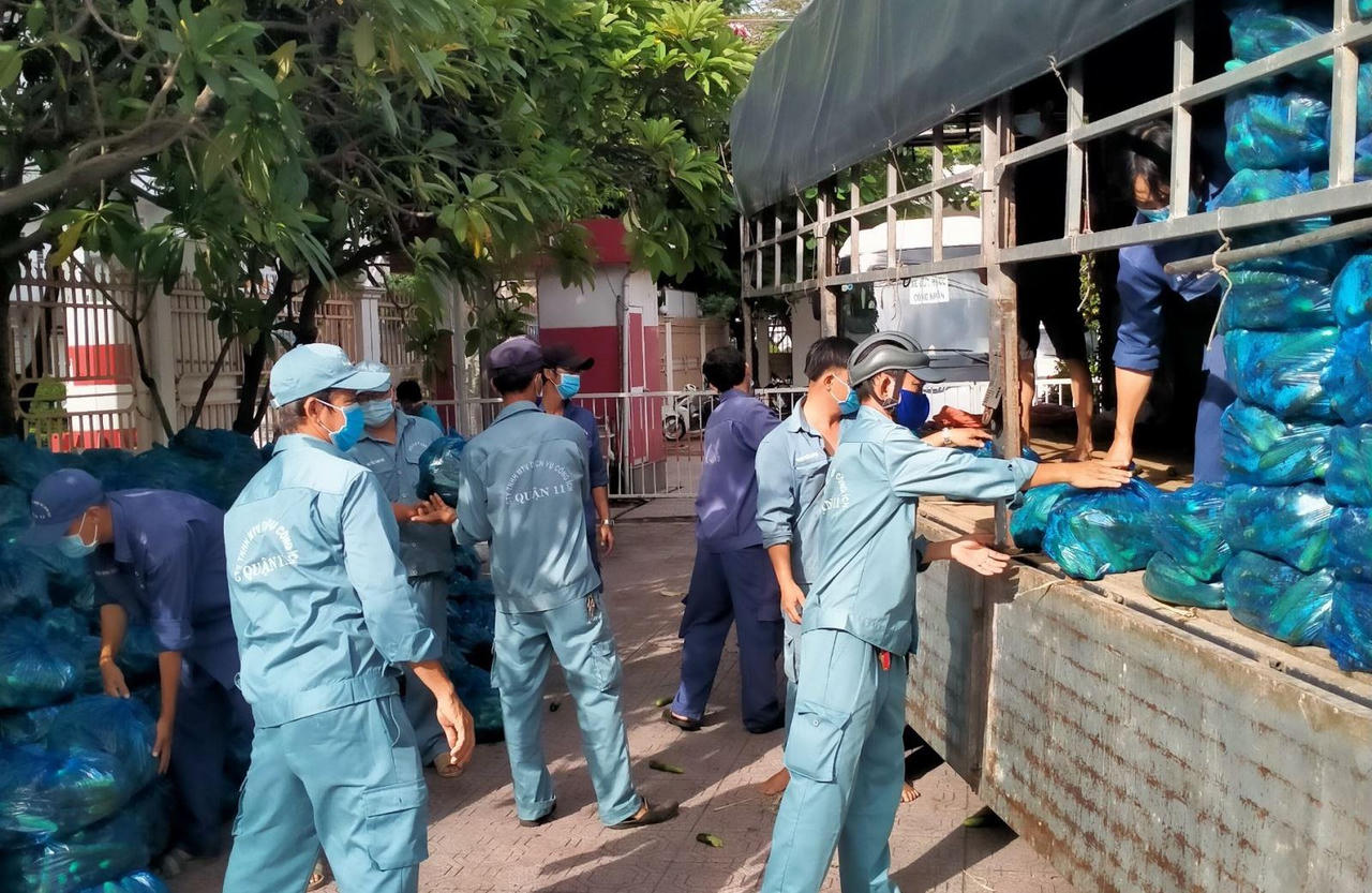 Những món quà đầu tiên của trung tâm an sinh TP Hồ Chí Minh đã đến tay người dân khó khăn