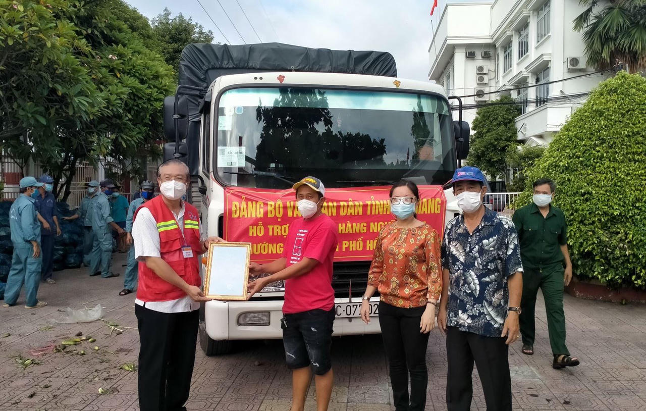 Những món quà đầu tiên của trung tâm an sinh TP Hồ Chí Minh đã đến tay người dân khó khăn