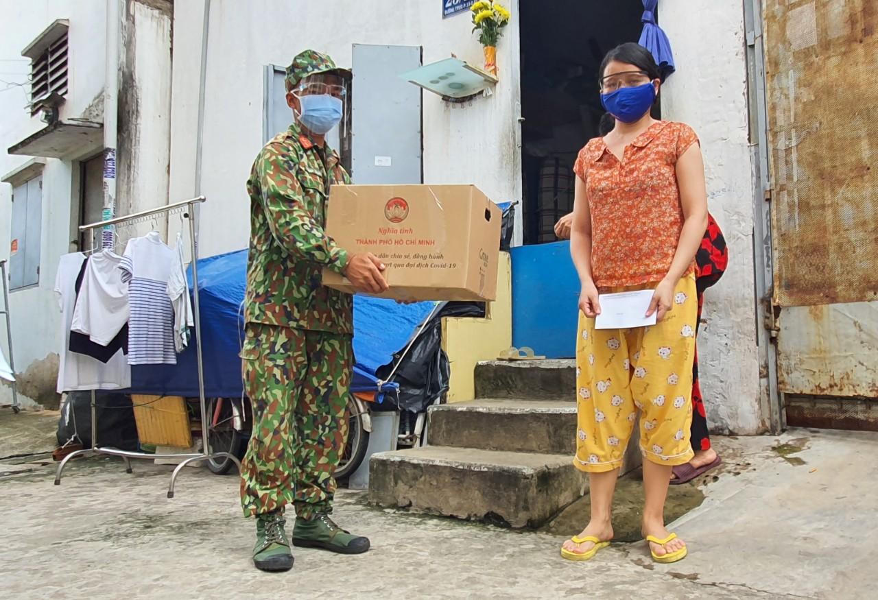 Đi chợ hộ, phát miễn phí túi an sinh... sớm mang lại hiệu quả chống dịch tại TP HCM