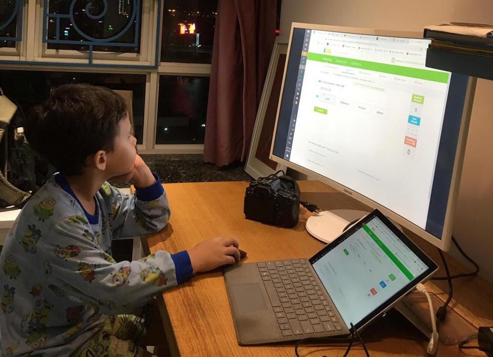 Bảo vệ mắt trẻ những ngày học online