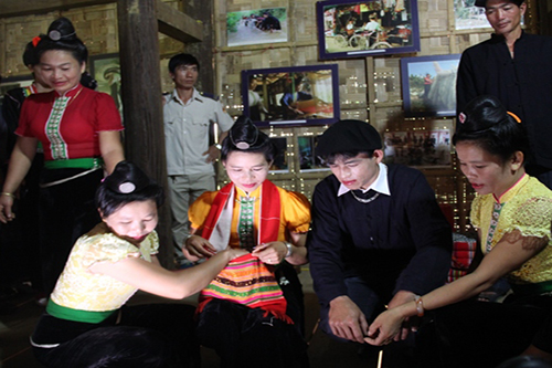 Phong tục cưới hỏi độc đáo của các dân tộc trên triền núi