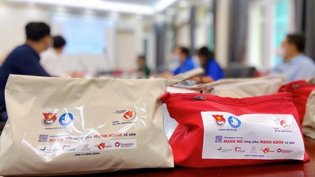 Quỹ Stronger with Amser tặng 1.500 túi y tế cá nhân cho tình nguyện viên chống dịch