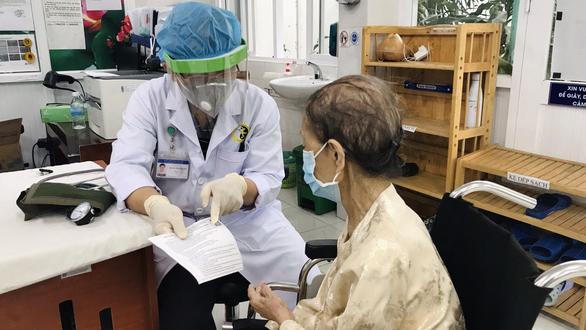 Người cao tuổi vui mừng, hào hứng khi được tiêm vắc xin