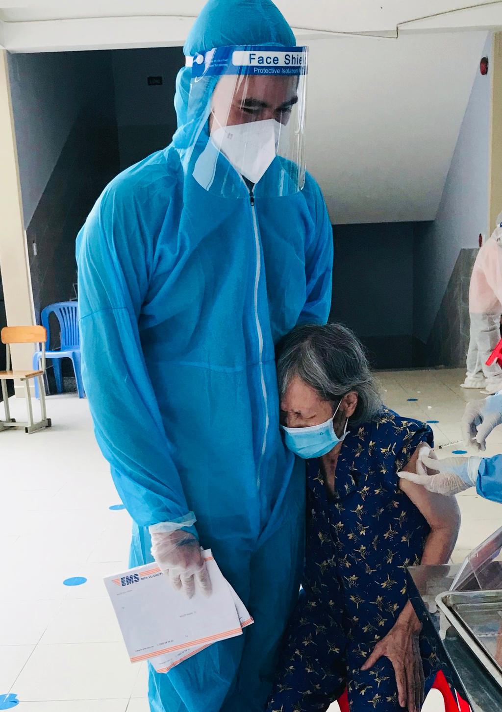 Người cao tuổi vui mừng, hào hứng khi được tiêm vắc xin