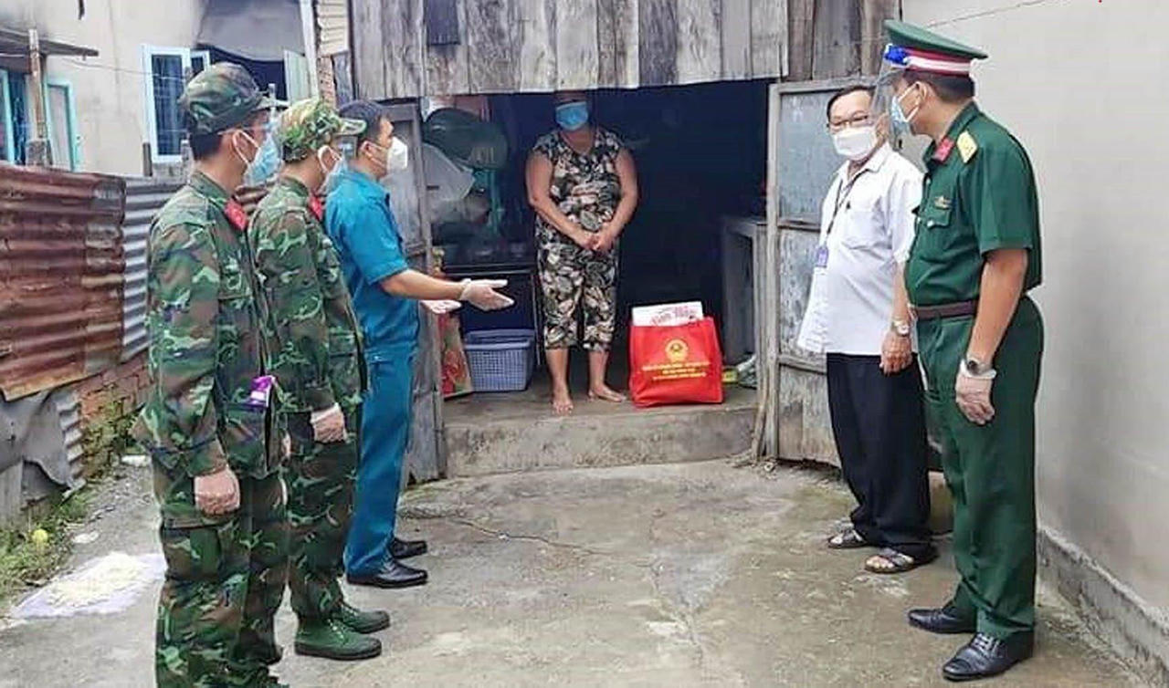 Bộ đội xả thân chống dịch, giúp dân