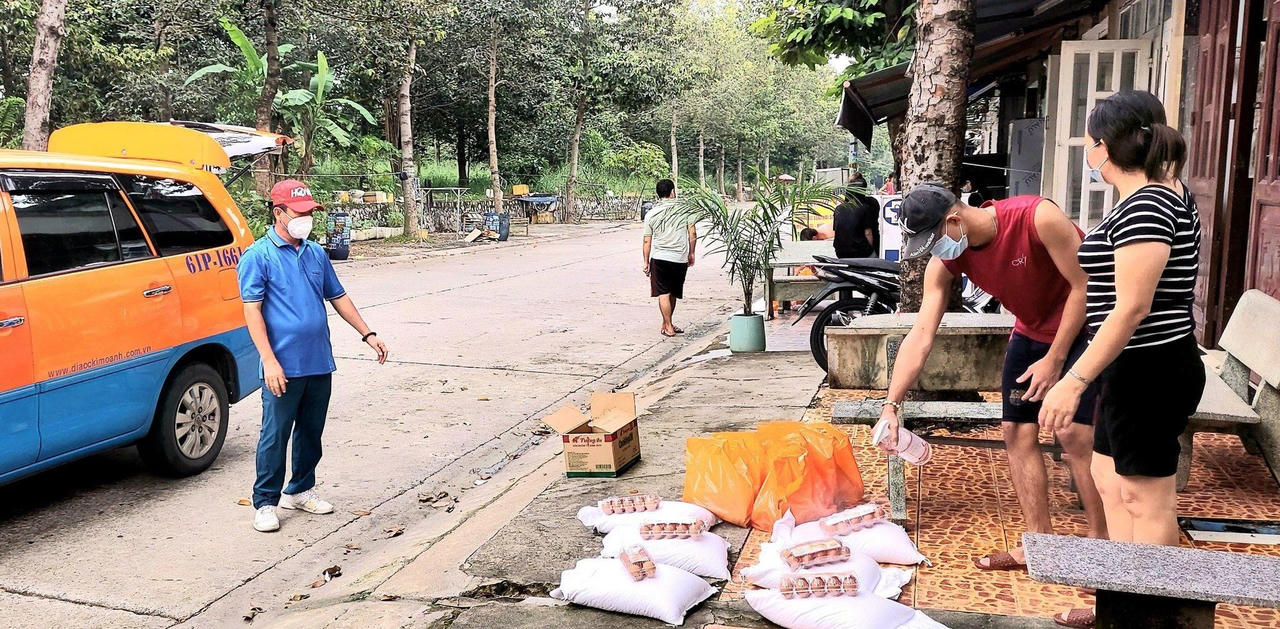 Quỹ từ thiện Kim Oanh trao 11.000 túi an sinh cho người dân vùng dịch - ảnh 1
