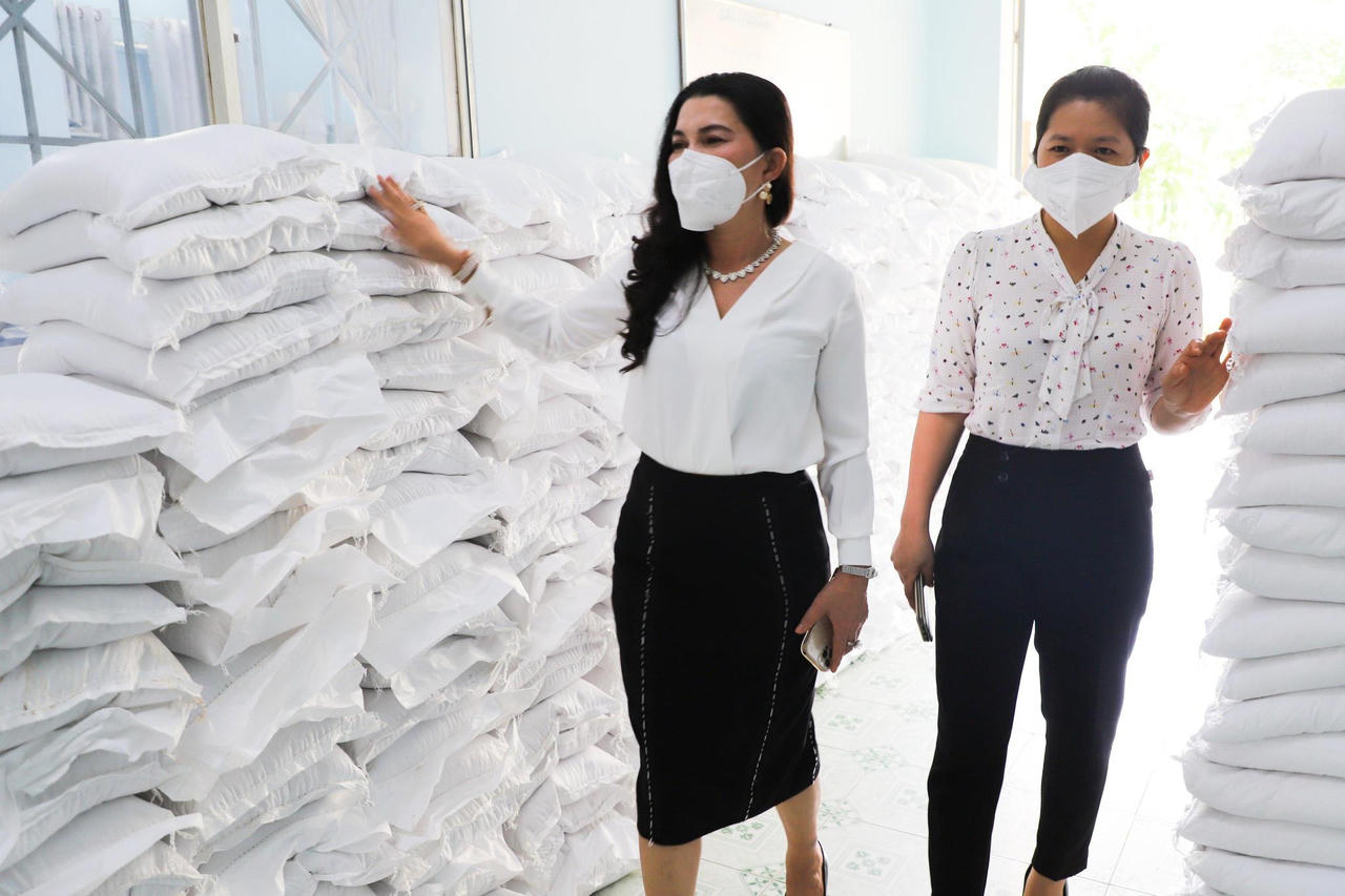 Quỹ từ thiện Kim Oanh trao 11.000 túi an sinh cho người dân vùng dịch - ảnh 2