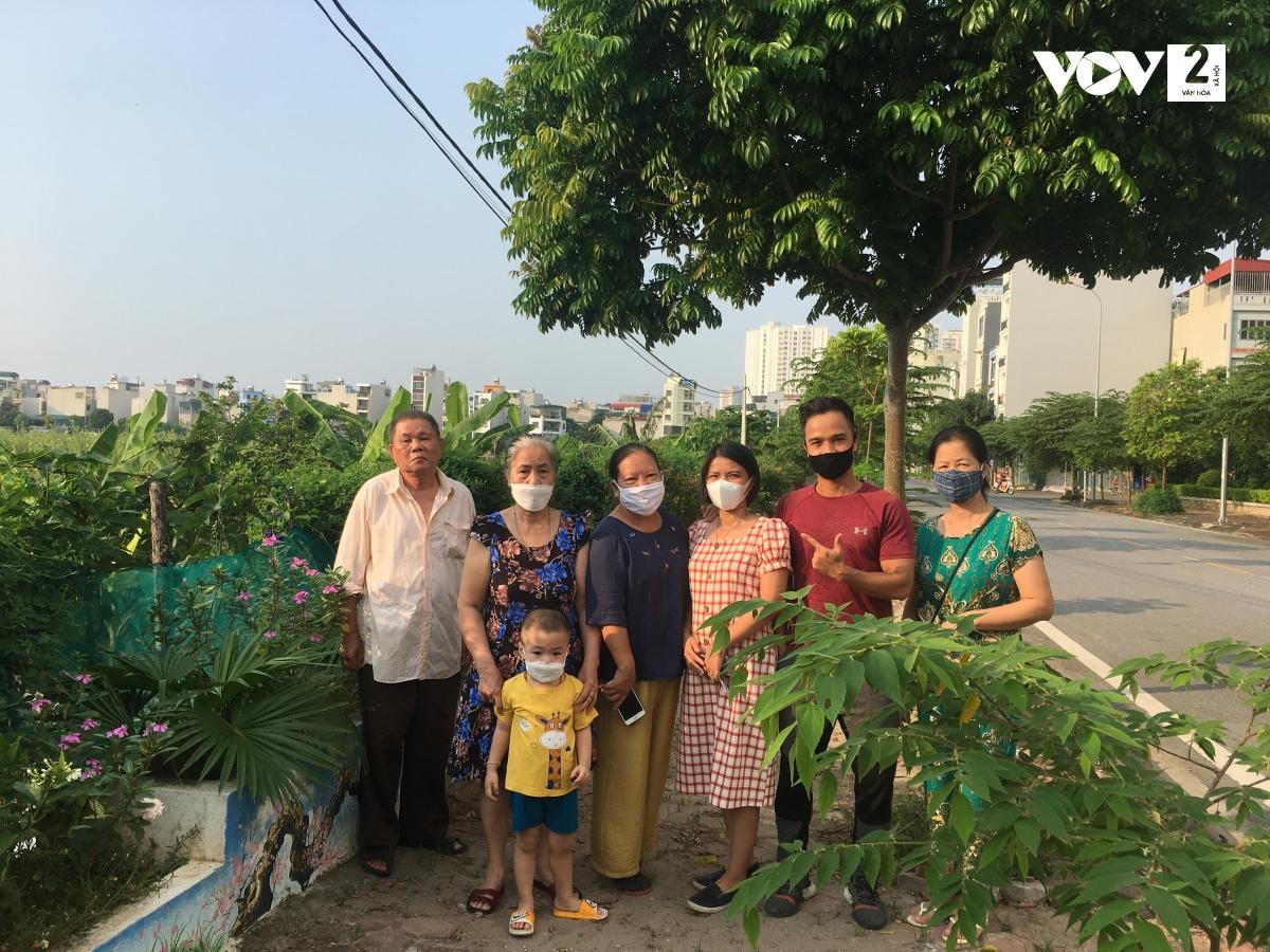 Người phụ nữ dọn “núi” rác, làm đường hoa