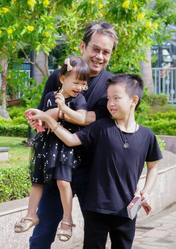 Nhạc sĩ Đức Huy: 'Vợ chồng tôi sống thắt lưng buộc bụng'