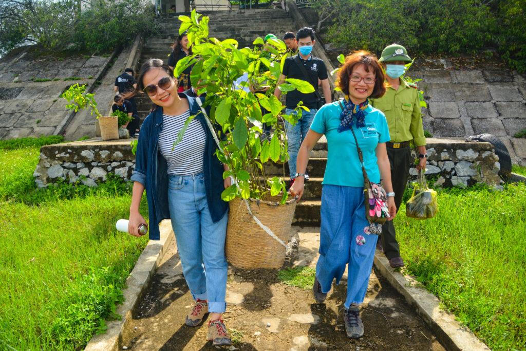 Người phụ nữ trồng rừng