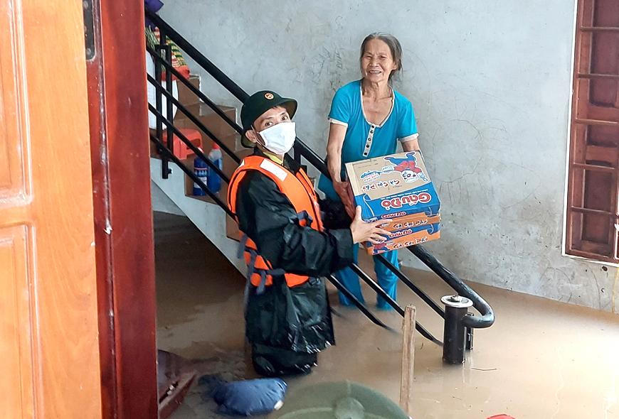 Quân đội nỗ lực di dời dân các tỉnh miền Trung khỏi điểm ngập lụt