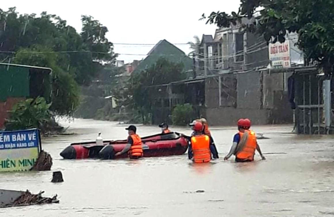 Quân đội nỗ lực di dời dân các tỉnh miền Trung khỏi điểm ngập lụt