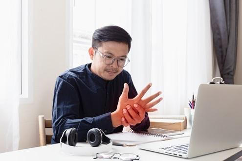 Phần lớn dân văn phòng sống chung với bệnh khớp