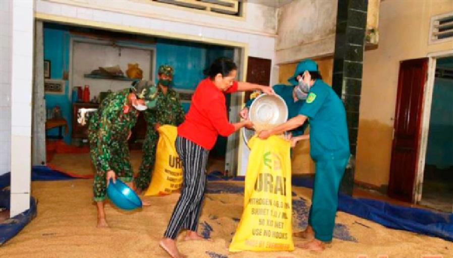 Quân đội tiếp tục hỗ trợ dân vùng mưa lũ, sạt lở đất