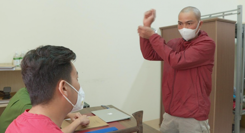 Ma men dùng búa tấn công chốt kiểm dịch