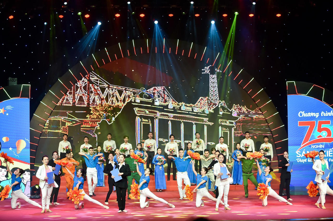 Thủ tướng Phạm Minh Chính dự chương trình tuyên dương “75 nghìn sáng kiến vượt khó, phát triển”