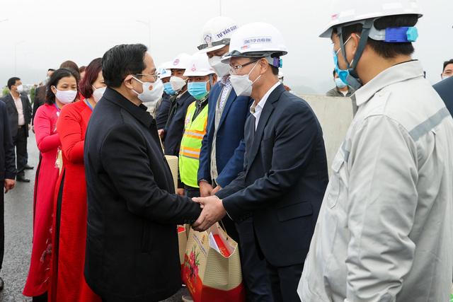 Thủ tướng dâng hương tưởng niệm các Anh hùng, liệt sĩ đã hy sinh trong cuộc chiến tranh bảo vệ biên giới