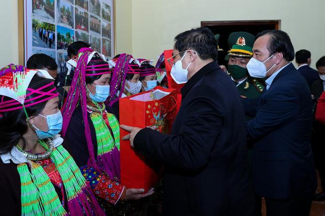 Thủ tướng dâng hương tưởng niệm các Anh hùng, liệt sĩ đã hy sinh trong cuộc chiến tranh bảo vệ biên giới