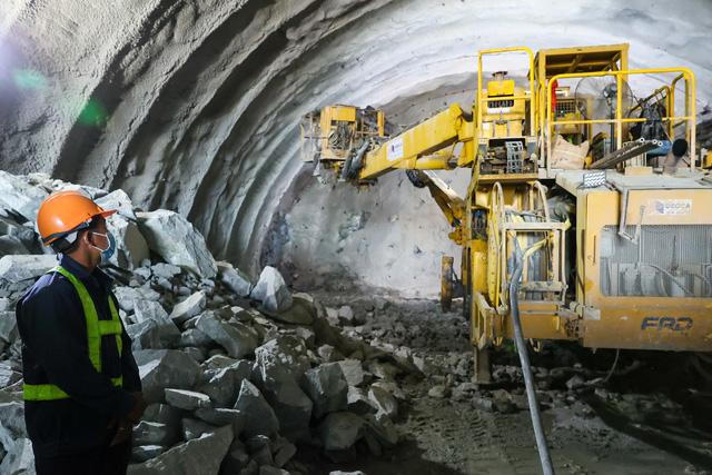 Thủ tướng tiếp tục kiểm tra, đôn đốc thi công tuyến cao tốc Bắc – Nam