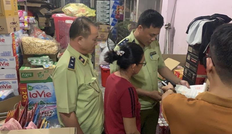 Người tiêu dùng có thể bị phạt lên tới 3 triệu đồng khi tàng trữ, vận chuyển một bao thuốc lá lậu