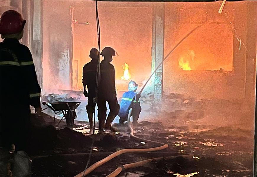 Hà Nội: Kịp thời dập tắt đám cháy các hộ sản xuất, kinh doanh tại Thạch Thất 