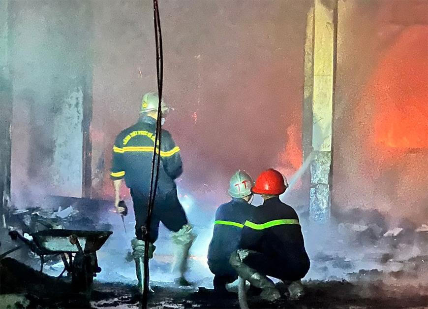 Hà Nội: Kịp thời dập tắt đám cháy các hộ sản xuất, kinh doanh tại Thạch Thất 