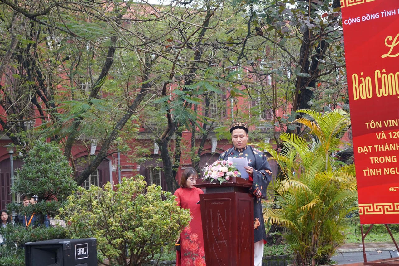 Cộng đồng tình nguyện Việt Nam dâng lễ báo công tại Huế