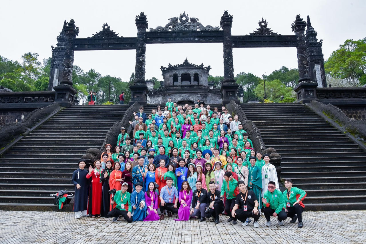 Cộng đồng tình nguyện Việt Nam dâng lễ báo công tại Huế