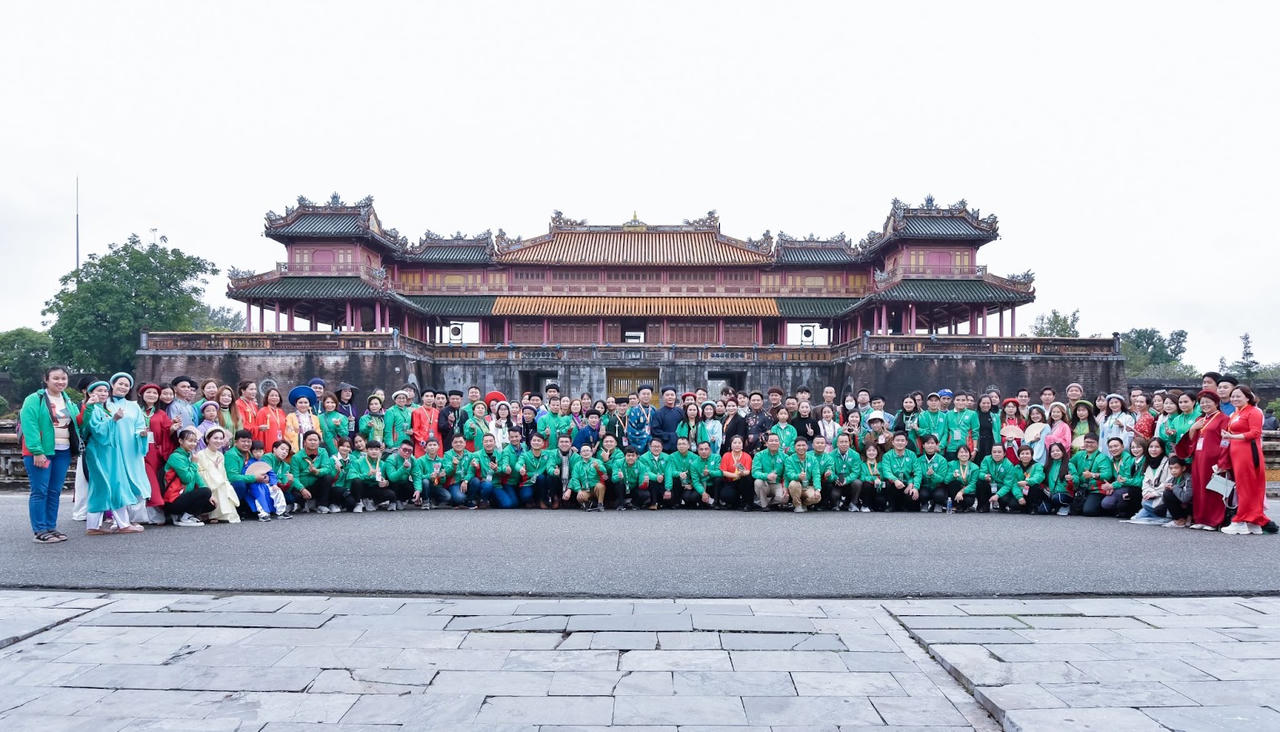 Cộng đồng tình nguyện Việt Nam dâng lễ báo công tại Huế