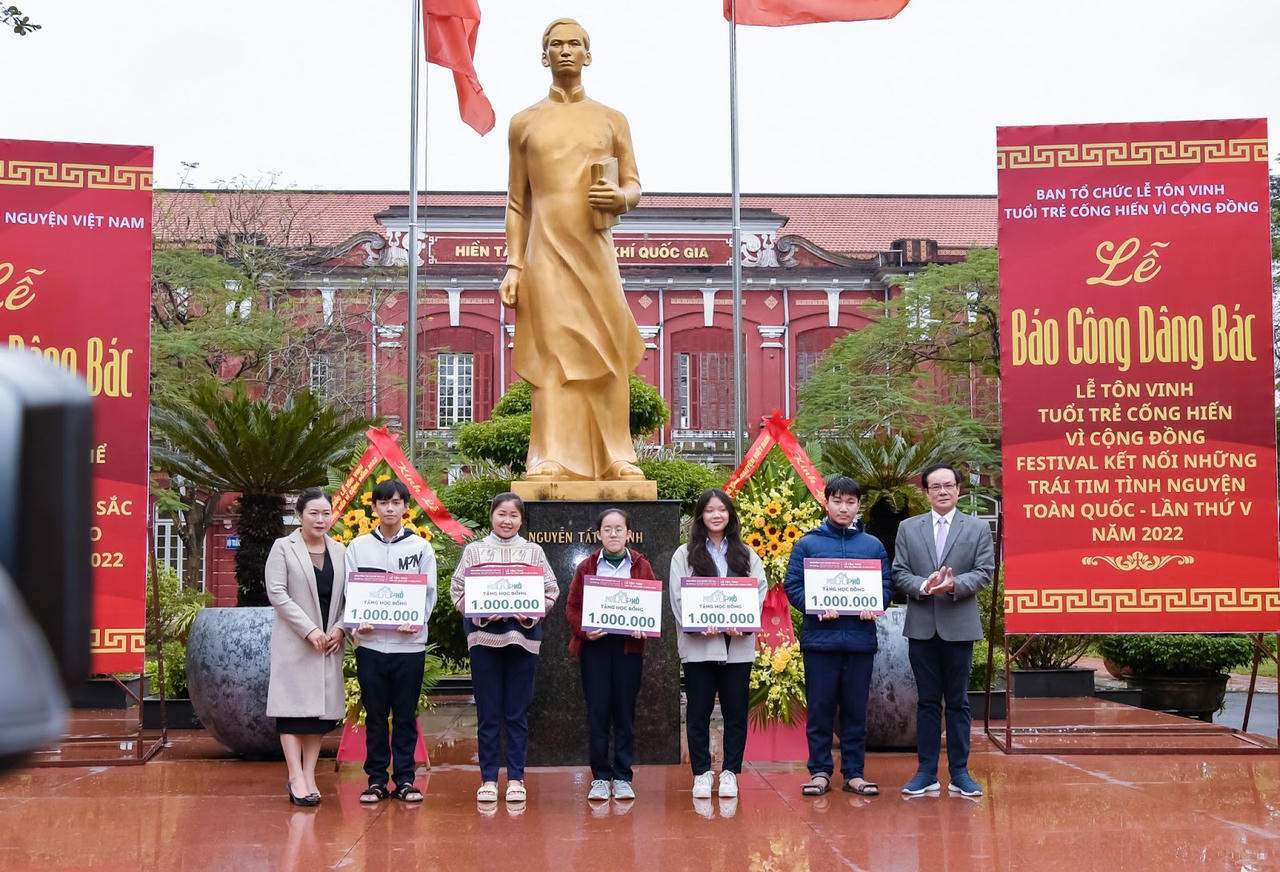 Cộng đồng tình nguyện Việt Nam dâng lễ báo công tại Huế