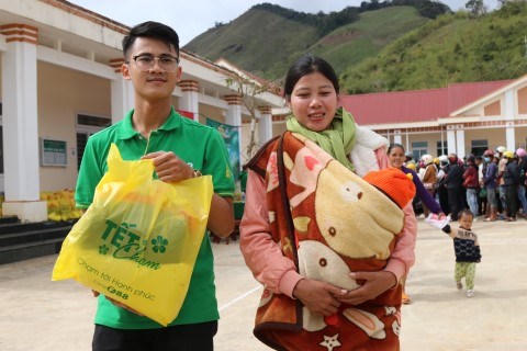 Hành trình 'Tết chạm' tặng quà cho bà con vùng xa