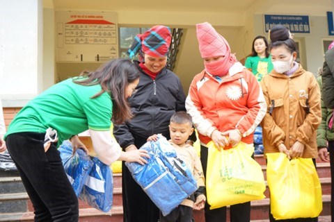 Hành trình 'Tết chạm' tặng quà cho bà con vùng xa