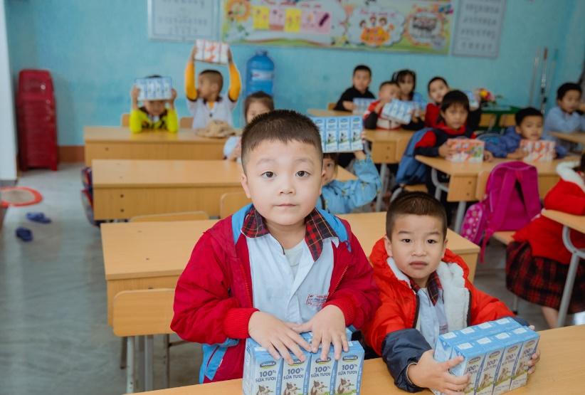 Vinamilk chung tay chia sẻ khó khăn với đồng bào miền Trung