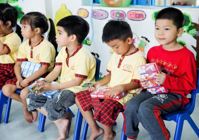 Vinamilk chung tay chia sẻ khó khăn với đồng bào miền Trung