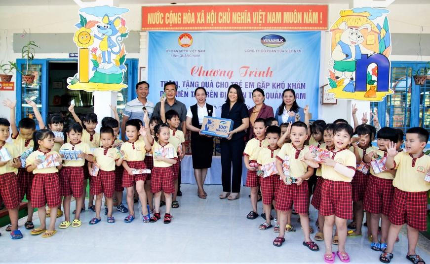 Vinamilk chung tay chia sẻ khó khăn với đồng bào miền Trung