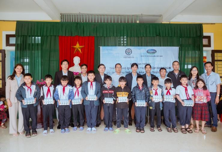 Vinamilk chung tay chia sẻ khó khăn với đồng bào miền Trung