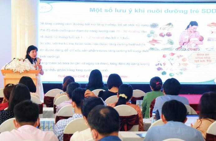 Vinamilk cùng CLB Điều dưỡng trưởng tập huấn chăm sóc sức khỏe cho trẻ em, người cao tuổi